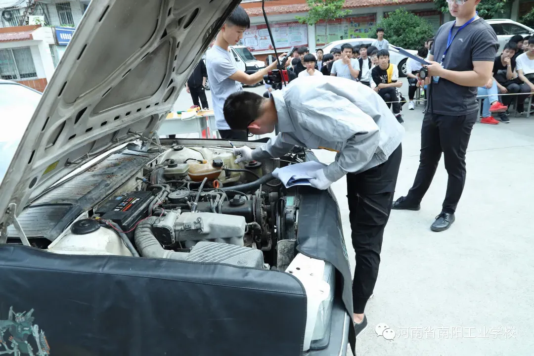 南阳工业学校，国家级重点中专招生，工业机器人，跨境电商专业