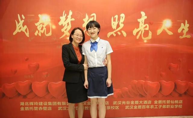 高考状元是女孩，出国留学也是女孩，女学霸越来越多，男孩去哪了