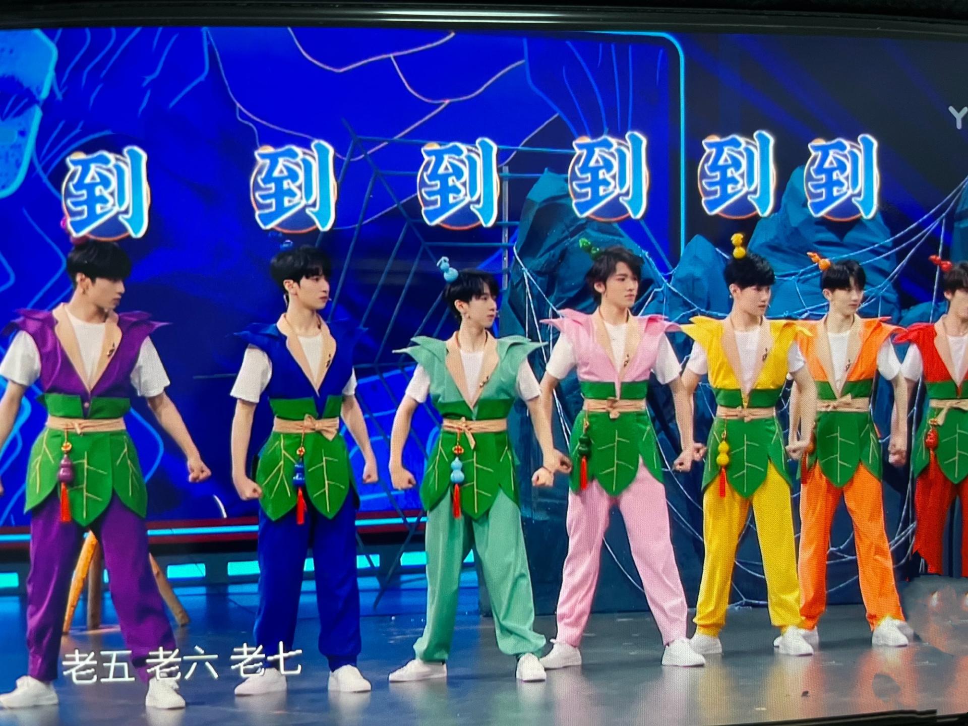 时代少年团亮相王牌:葫芦娃造型超帅气,刘耀文"绅士手"获赞