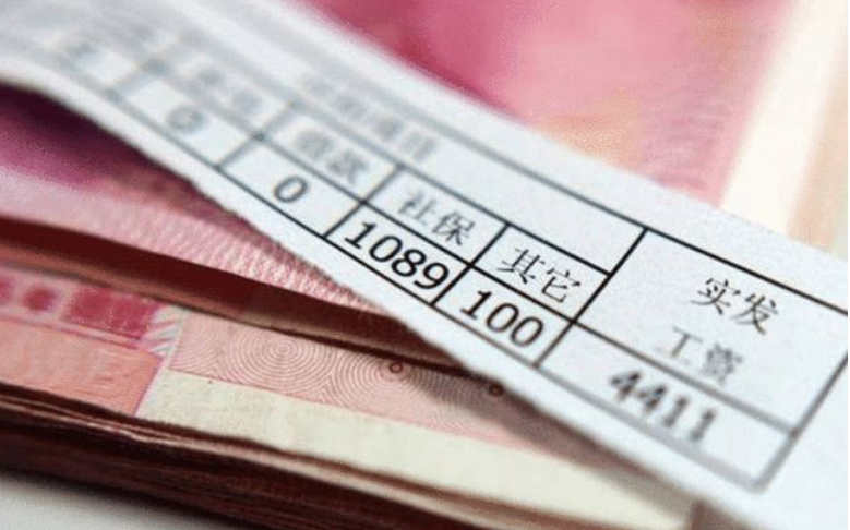 在职教师工资条走红，各地区教师晒出实际收入后，网友们不能接受