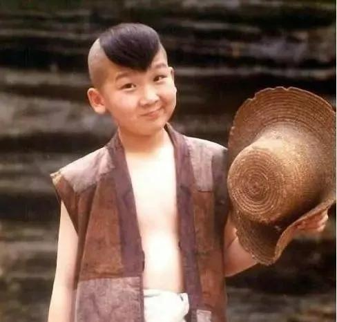 7岁走红3上春晚,让吴孟达靳东做配,"小叮当"如今怎么样了?