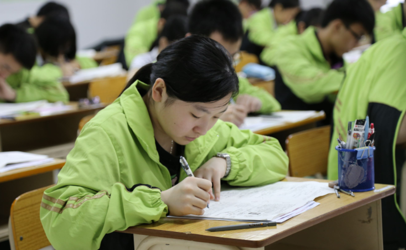 新高考选科迷之组合，物理化学政治成“天坑”，越到后期难度越高