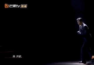 哥哥演出好拼！张智霖蓄白胡子张晋撞玻璃，袁咏仪蔡少芬感动落泪