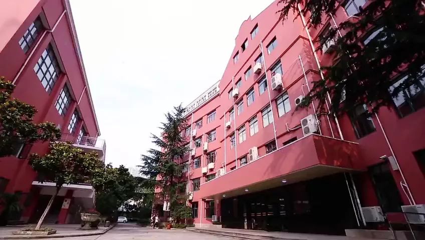 这所学校正在招聘专业教师，想去学校工作的小伙伴别错过