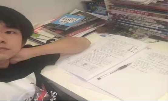 易烊千玺高考复习资料曝光，数学书字迹清秀，怪不得艺考成绩出色