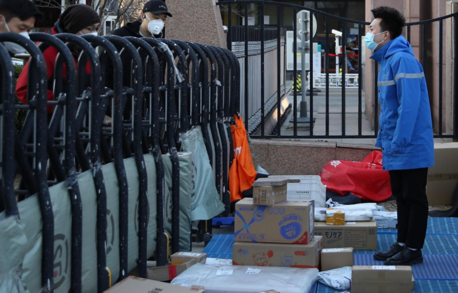 女硕士当保姆，211毕业生送快递，是被社会淘汰还是生活所迫？