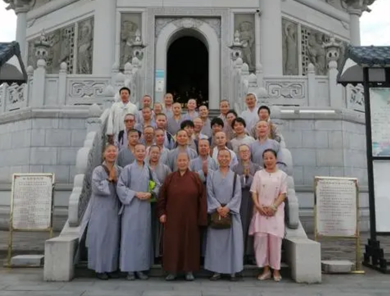 广东谭家三姐妹：青春年华集体出家为尼，多年后两人当上住持