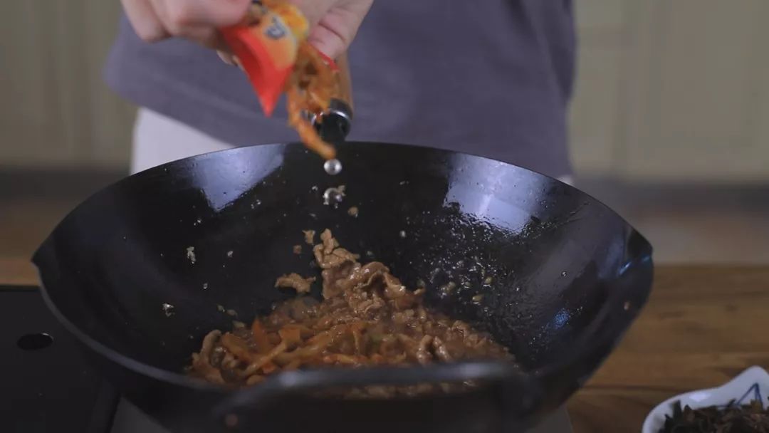土豆粉怎样才好吃？浇头最重要，这样做酸辣过瘾连汤底都喝干