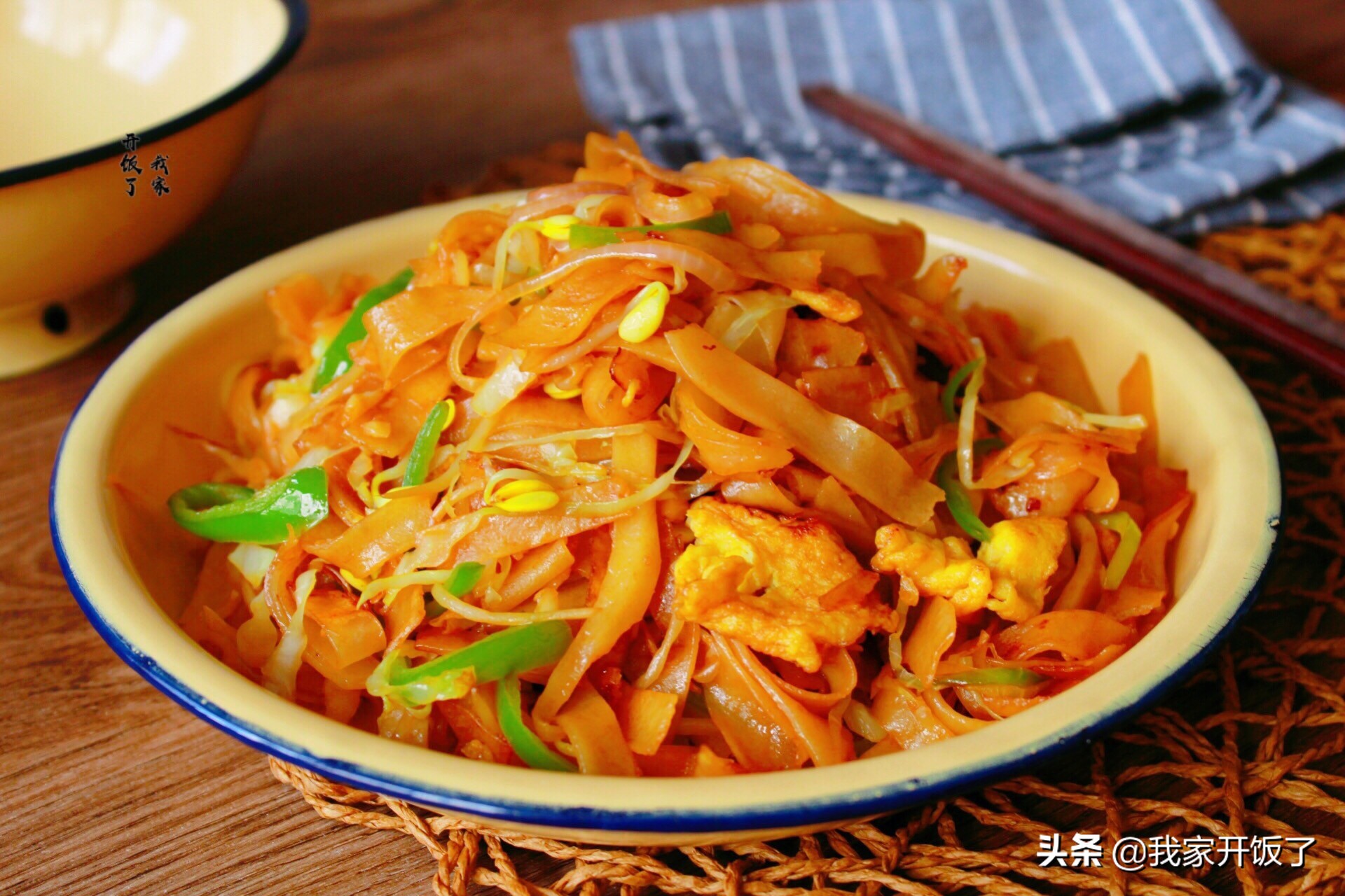 炒饼丝的家常做法（教你做河南人都爱吃的炒饼丝越嚼越香）