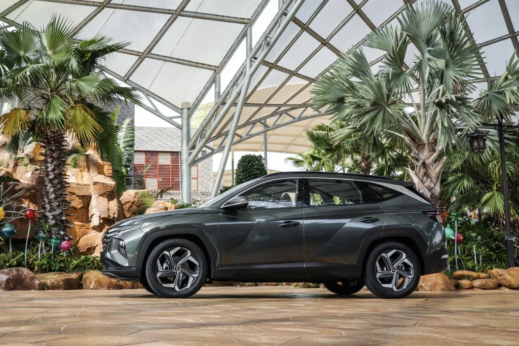 两款轴距超2.7米的紧凑型SUV,现代途胜L和日产奇骏怎么选?