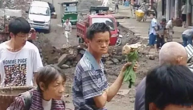 51岁四川老农撞脸马云，走红后狮子大开口要价，终黯然回乡捡蘑菇