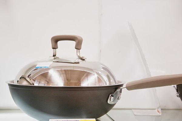 不粘锅做菜等于吃“毒”，还会致癌？央视的试验，告诉你真相