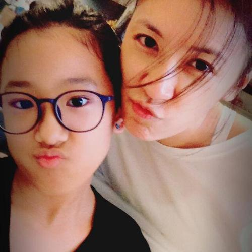 贾静雯15岁大女儿曝照！与母同框似姐妹，身材标致被赞颜值逆袭