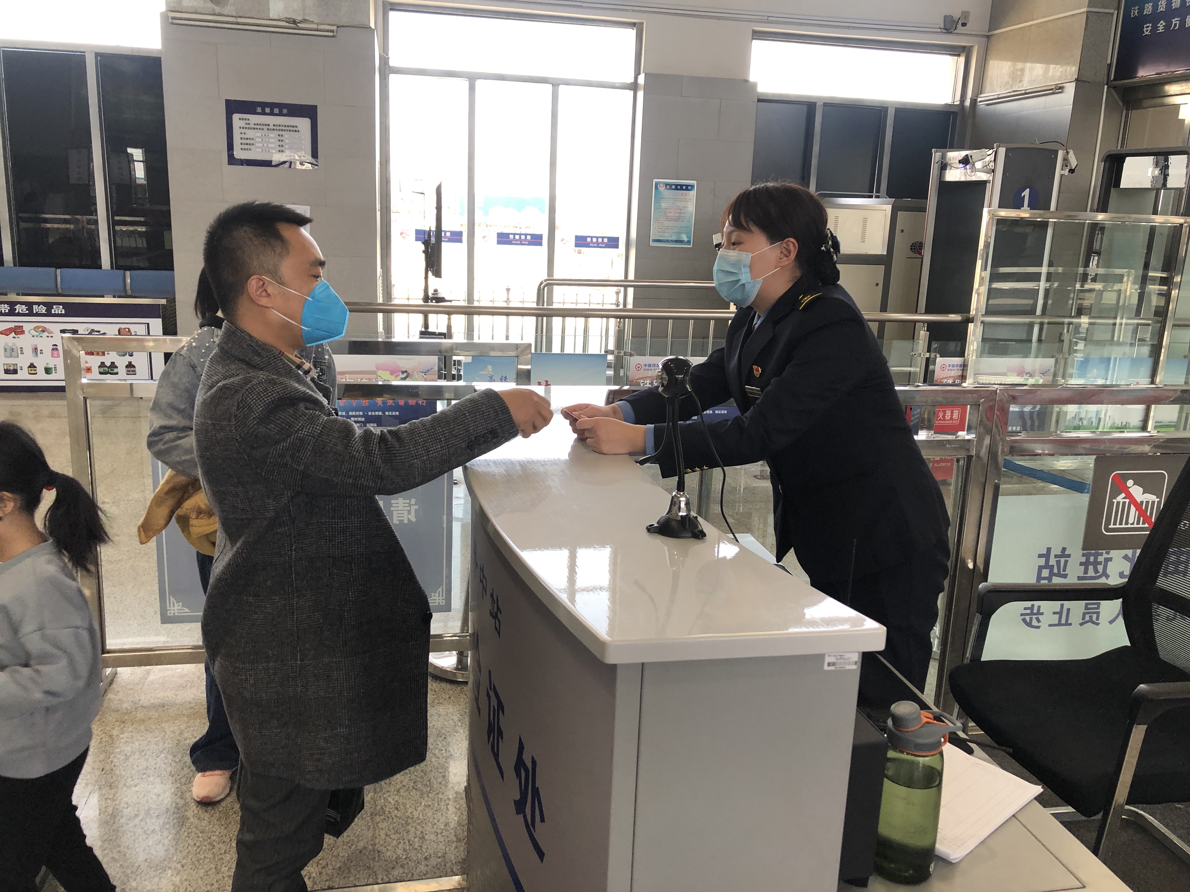 交广会客厅｜「云端过大年之交通人的坚守」火车站里的“3分钟”