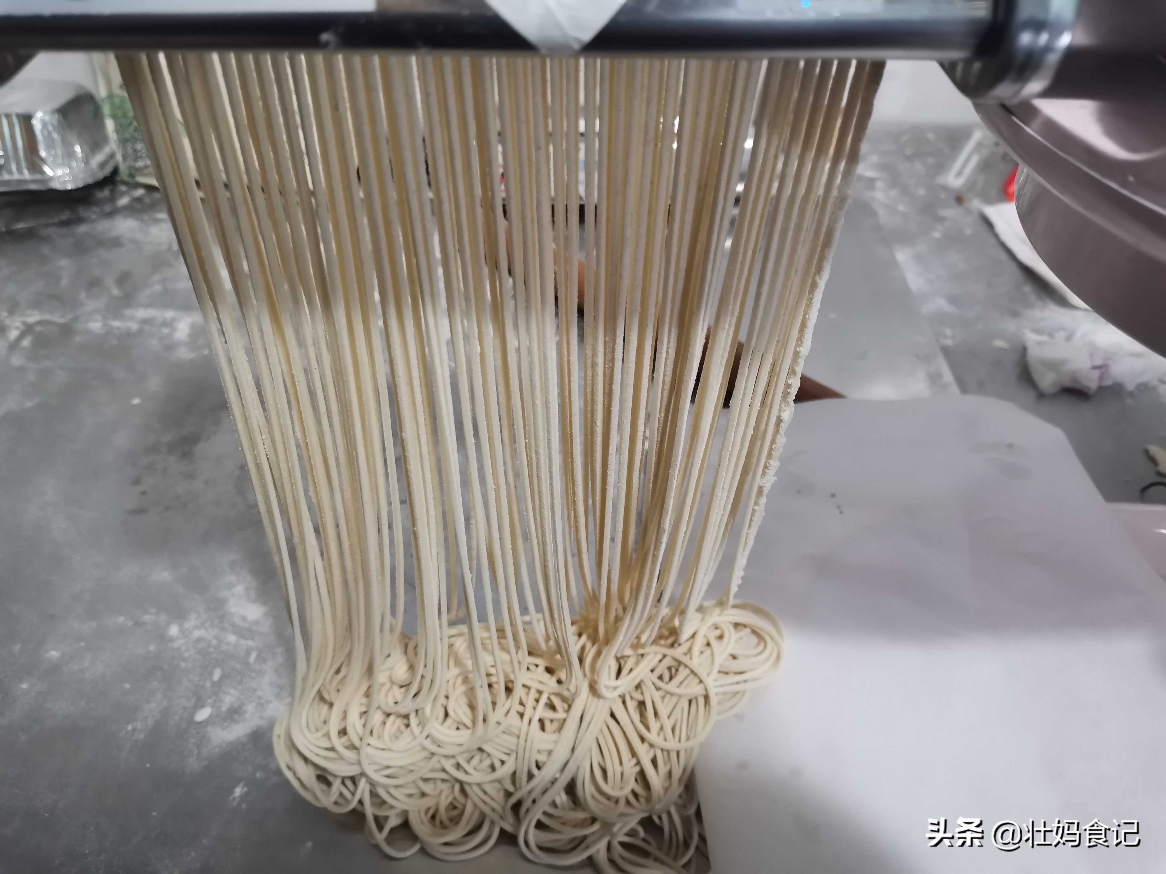用荞麦粉做一碗劲道爽滑的凉拌面，轻脂健身更营养，全家都爱吃