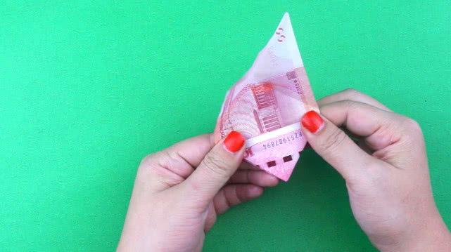 教你用百元人民币折爱心,方法很简单