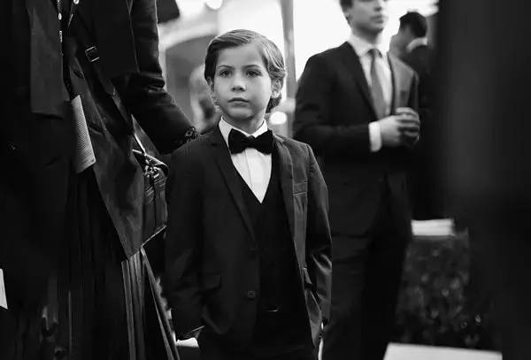 一群未成年人，演了部自己不能看的R级片