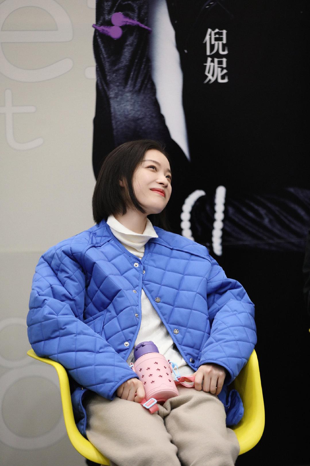 倪妮两套服装造型释出,搭配干练短发,这清爽文艺的复古感太绝了