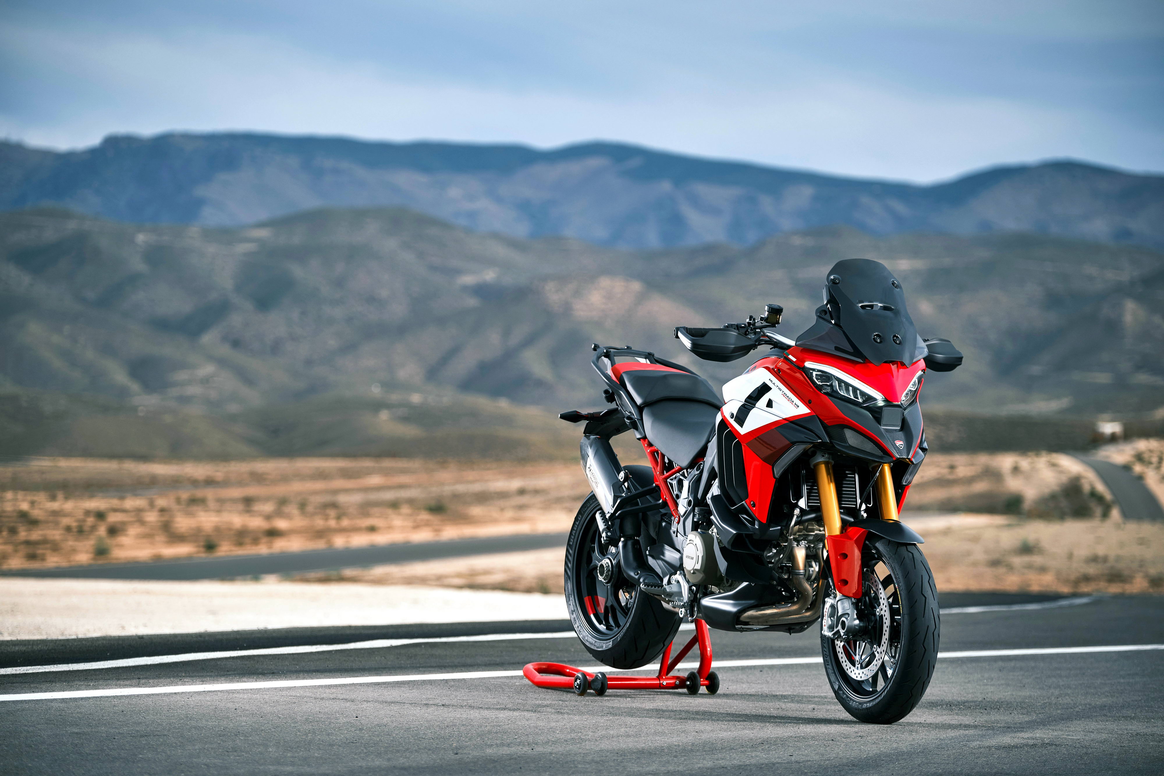 杜卡迪 2022 Multistrada V4 派克峰版 户外特写
