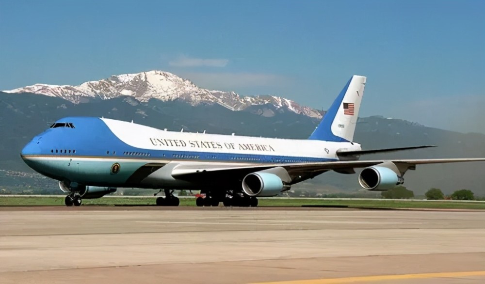 美国总统座驾“空军一号”，有多特别？为何被称为无法击落的飞机