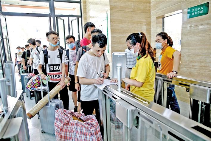 五学院两千多学生陆续进驻 中大深圳校区瞬间书香充盈