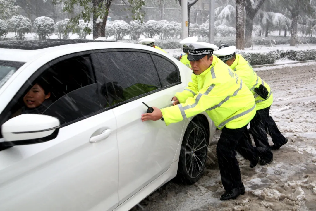 雨雪中的守护：济南公安化身成为风雪中的最美警色