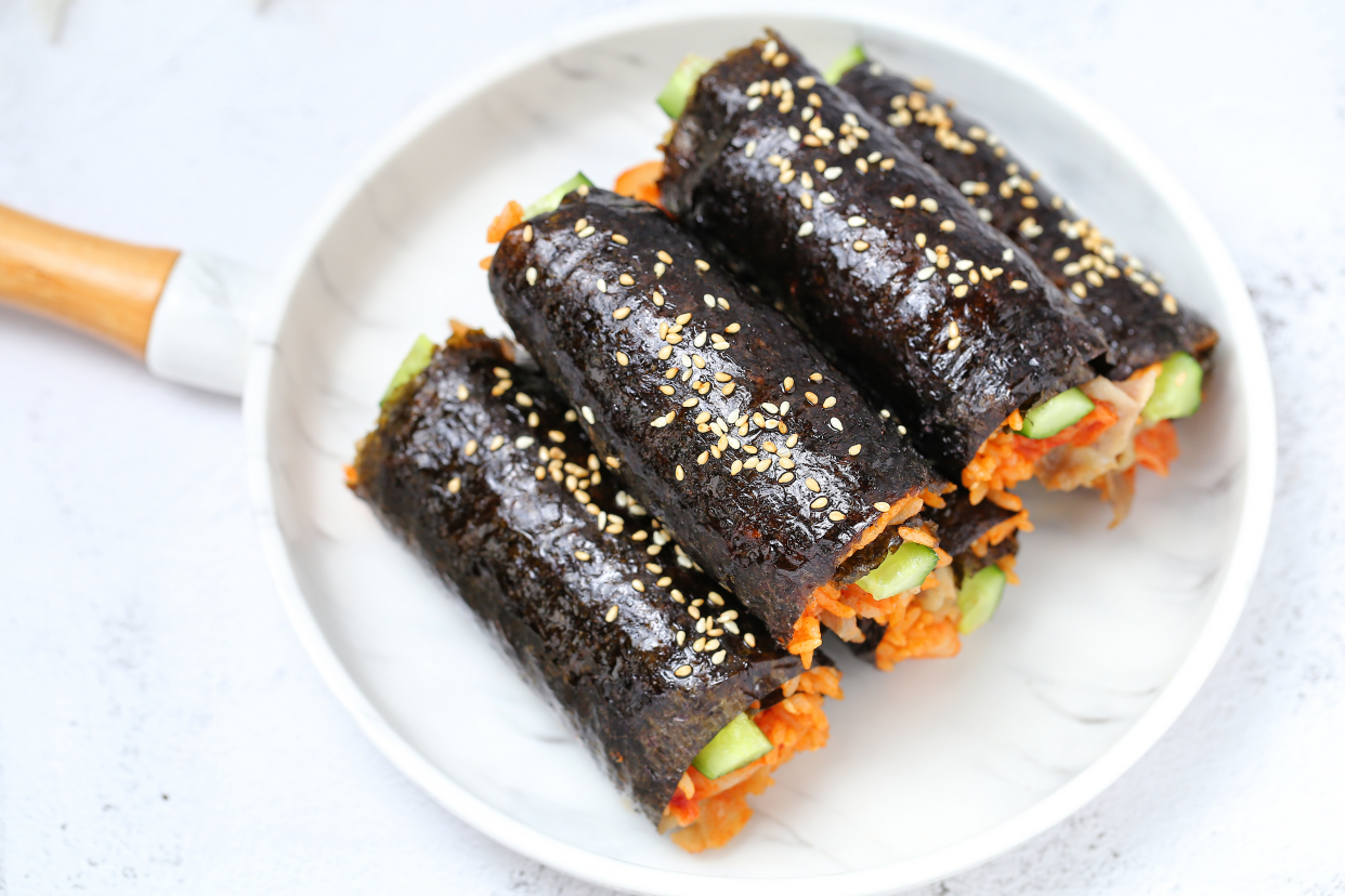 香喷喷的肥牛饭卷，不用竹帘直接上手卷，孩子一口气吃了好几根