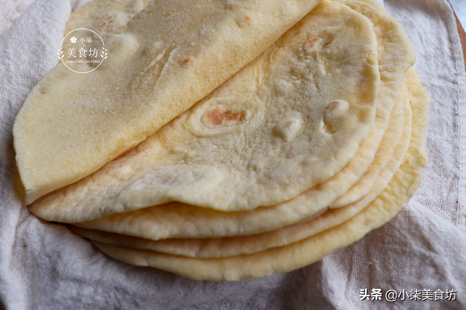 玉米饼这样做太香了，掌握关键2步，个个鼓大泡，出锅瞬间被扫光
