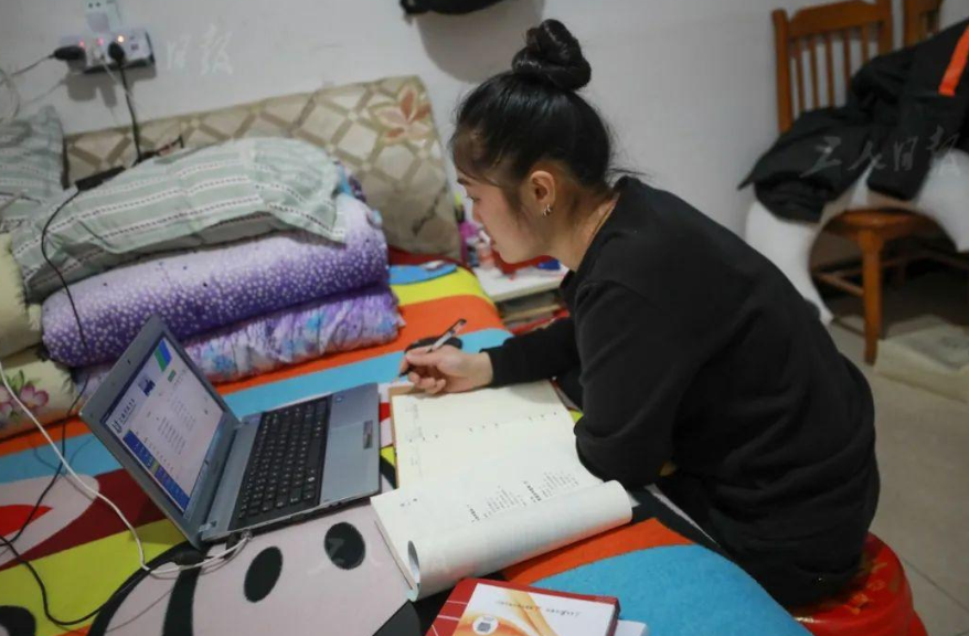 女硕士当保姆，211毕业生送快递，是被社会淘汰还是生活所迫？