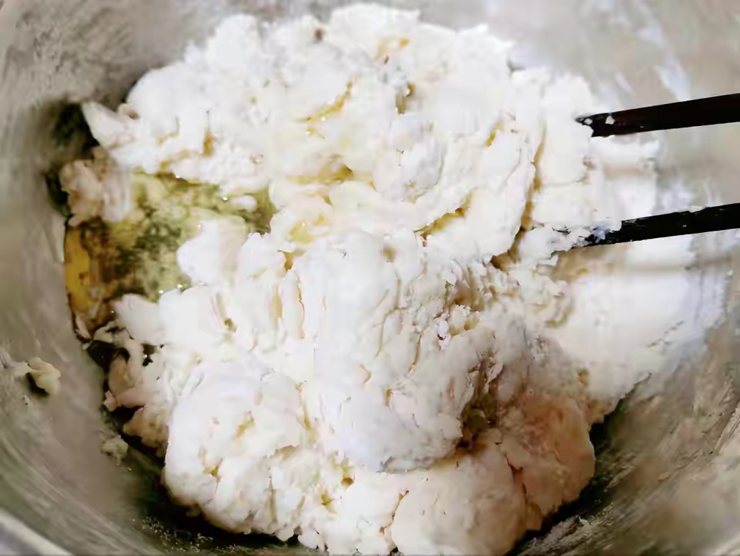 炸油条用放酵母吗？教你正确做法，出锅金黄酥脆，凉了也不硬