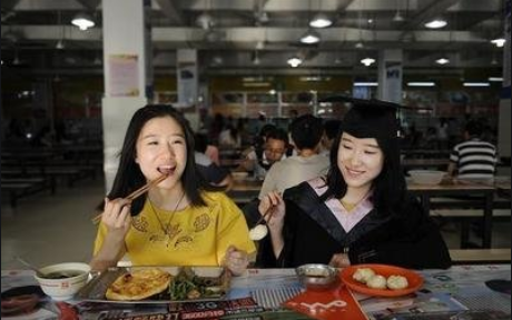 大学食堂标语“大盘点”，看着很是犀利，学生直言全是套路
