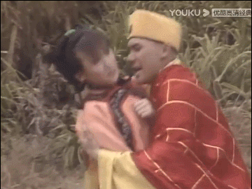 鹿鼎记名场面，7版阿珂出场，有人嗅花有人火拼，黄晓明版洗澡？