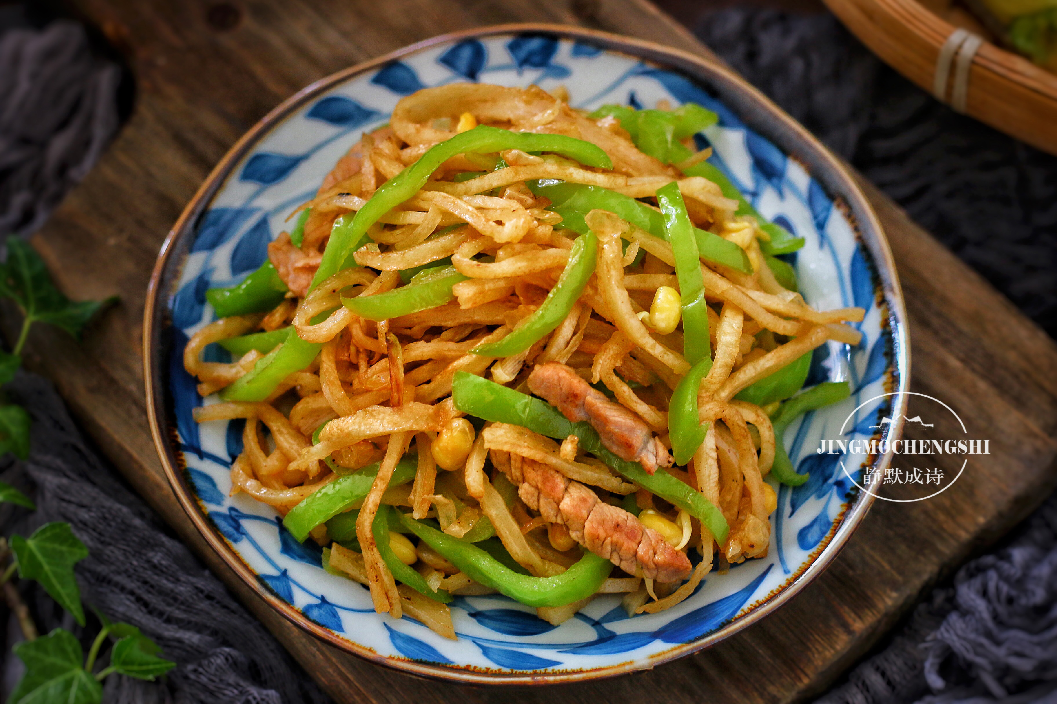 炒饼,北方人最爱吃了,看这炉火纯青的掂勺,就知道味道错不了