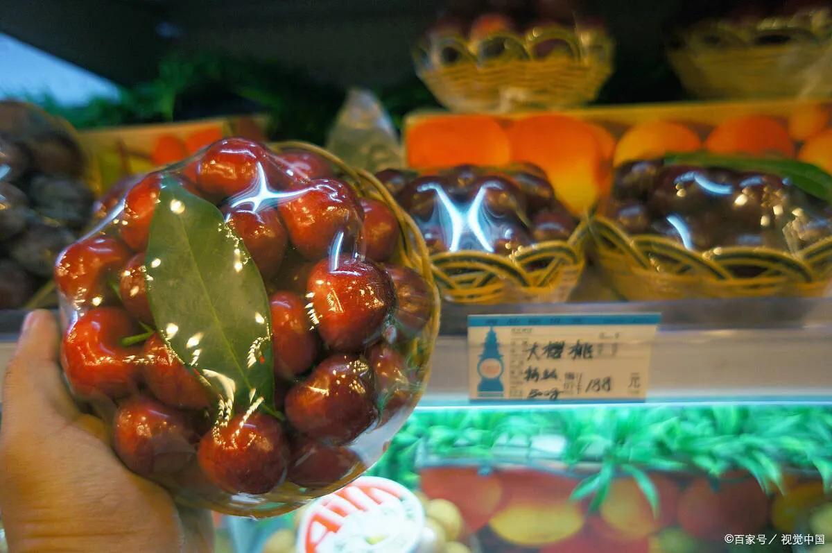樱桃价格最低7元/斤，水果商贩却卖30元，这钱被谁挣了？
