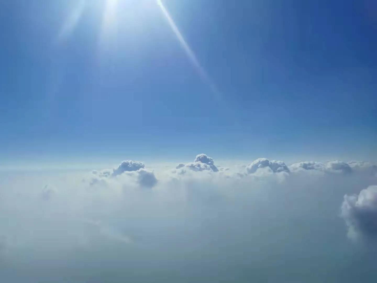 飞机上空的蓝天白云