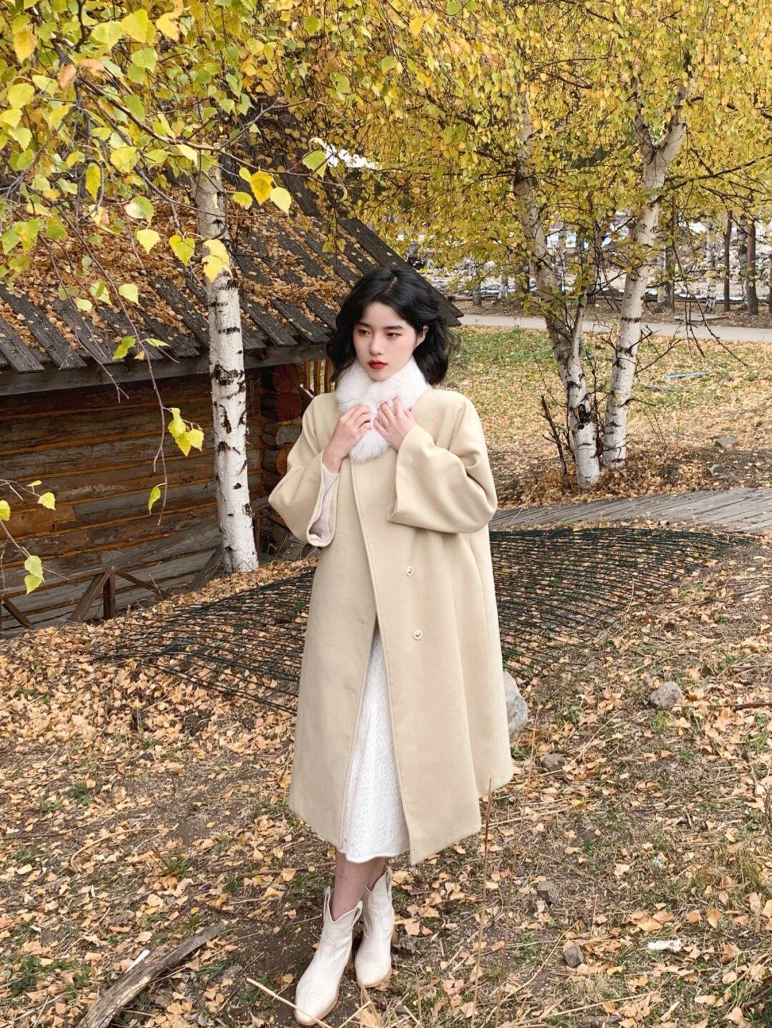 秋冬想要穿出温柔气质，一定少不了米黄色大衣，搭配半身裙超洋气