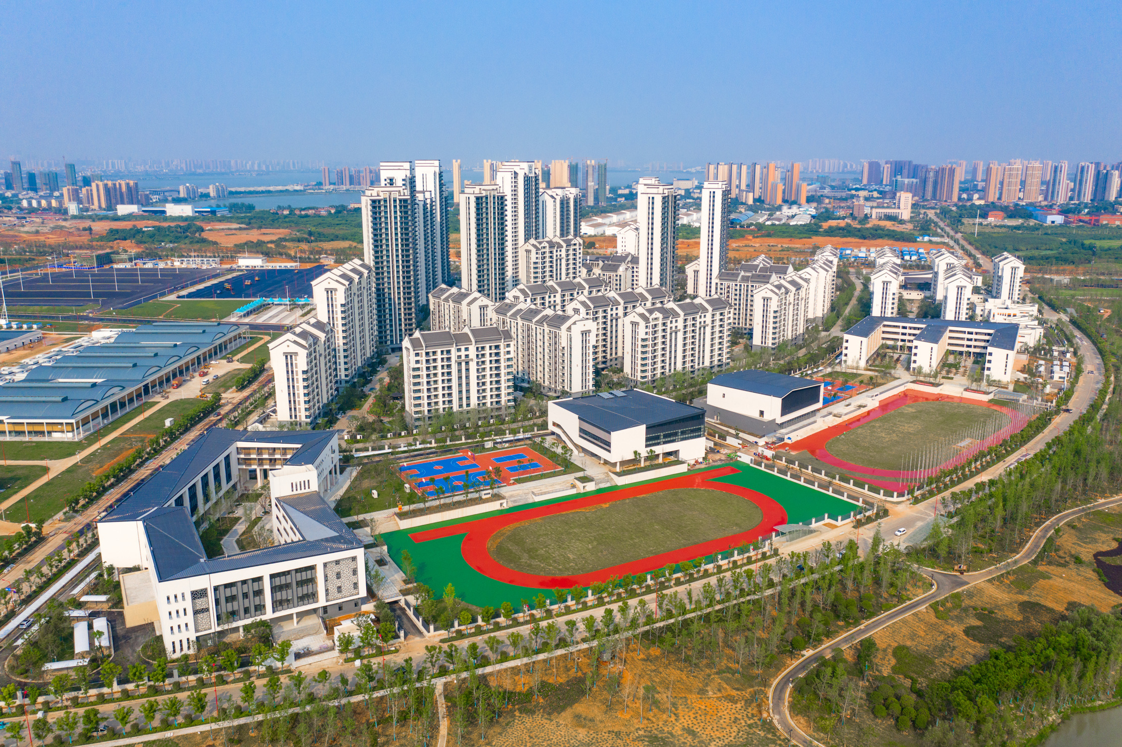 全球首个军运村在汉落成，30栋公寓楼尽显荆楚风韵