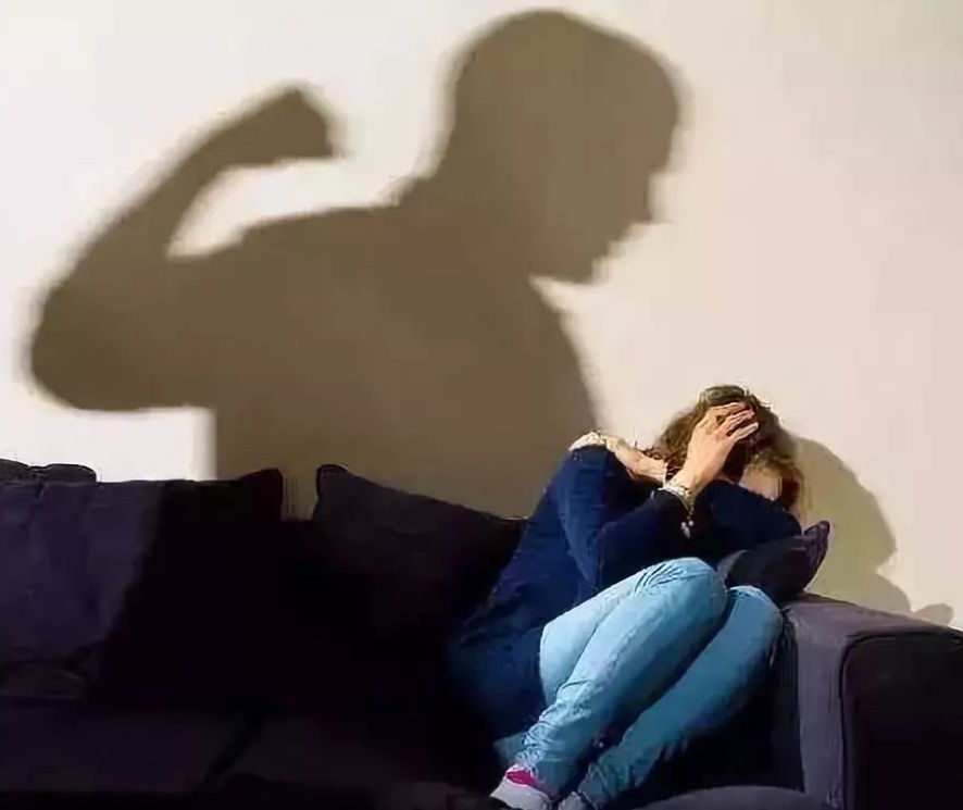 鼻子被咬掉，逼女儿闹市挂牌下跪，弱女为何忍受家暴11年