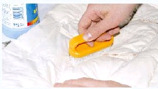 今天教大家2招怎么清洗衣服口红印，葡萄汁，沥青羽绒服等等