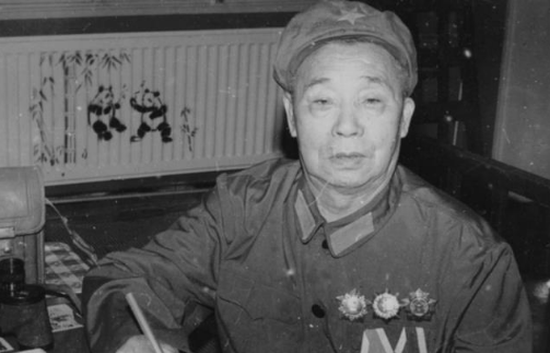 开国少将贺东生去世后，妻子却对两个孩子说：他不是你们亲生父亲