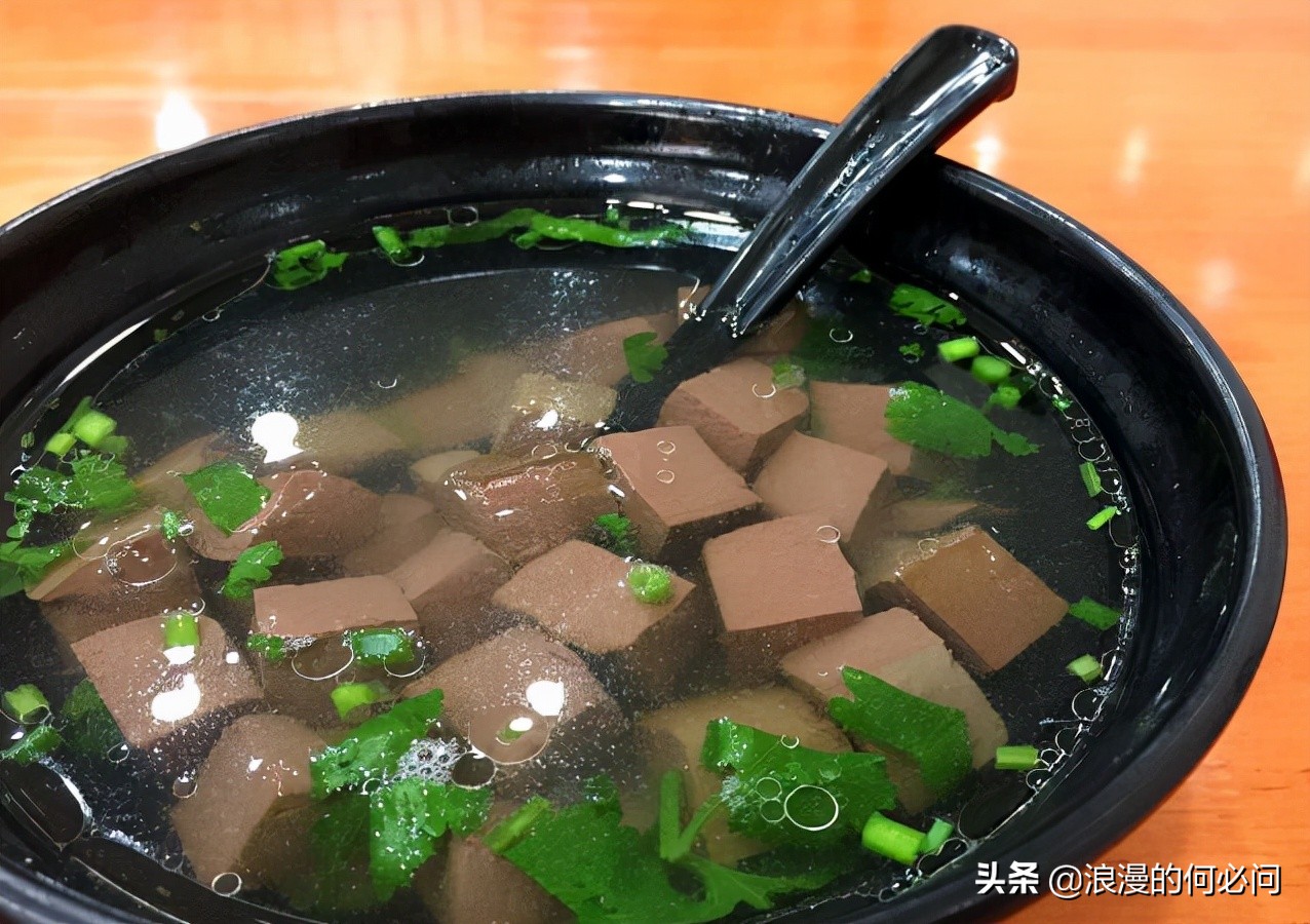 鸡鸭血汤是百年前由华阿菊在城隍庙大殿前广场边沿设摊供应的一个品种