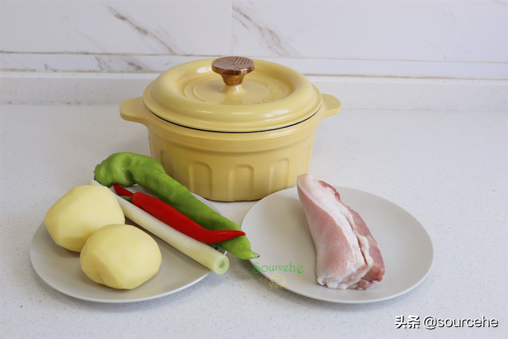 五花肉和土豆是天生一对，简单炖一炖，香飘四溢，入口即化