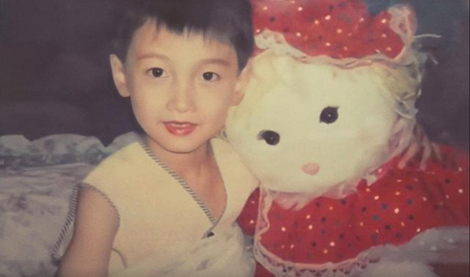 2005年，那个背母上学的男孩刘霆，10年后变性，还在选美比赛获奖