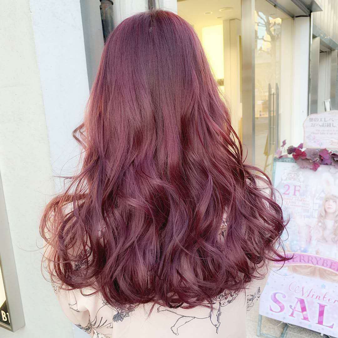 紫红色,酒红色,大红色这类发色显白又很洋气,但是这类发色很挑人