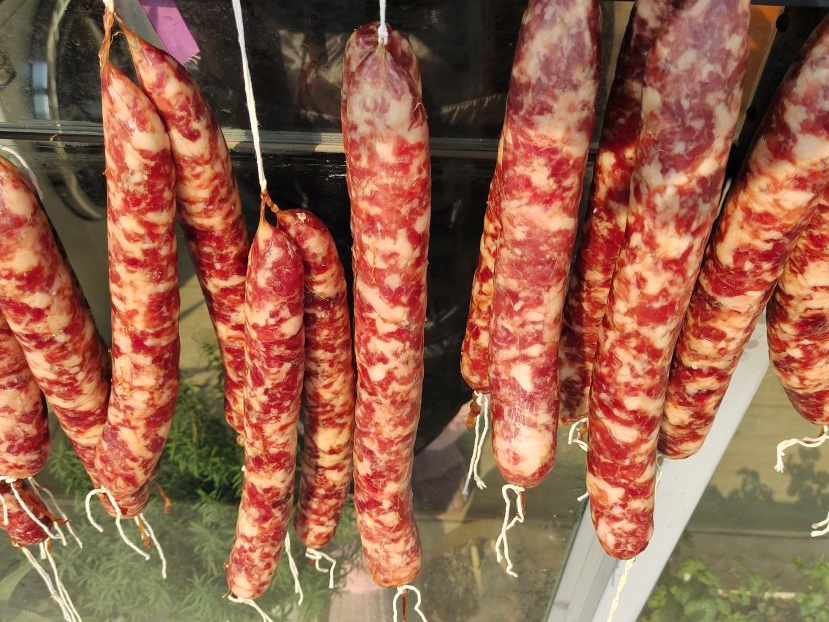 腊肉灌香肠的美味吃法与制作技巧