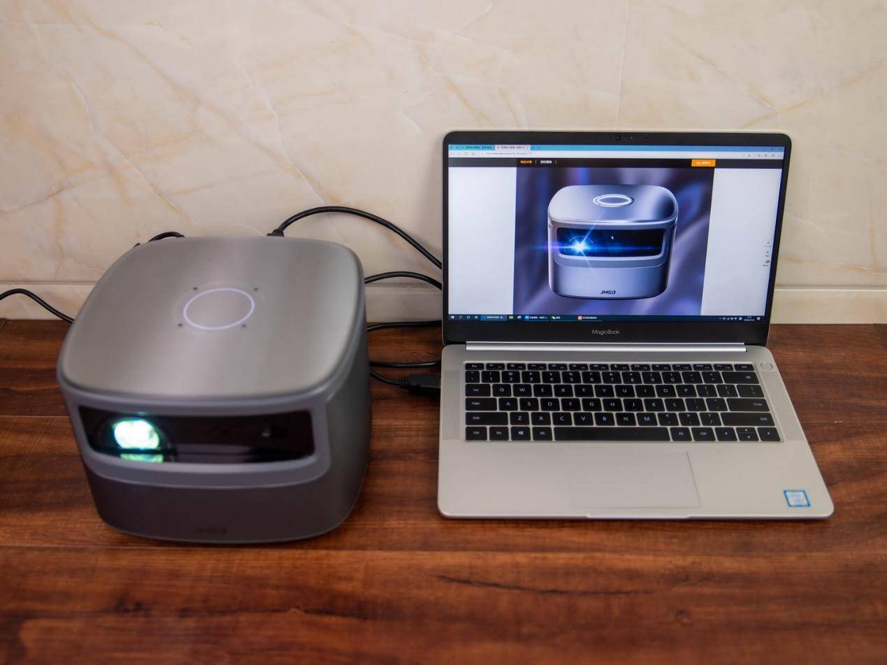 100英寸大屏幕的游戏和观影感受，坚果J10投影仪带你来体验