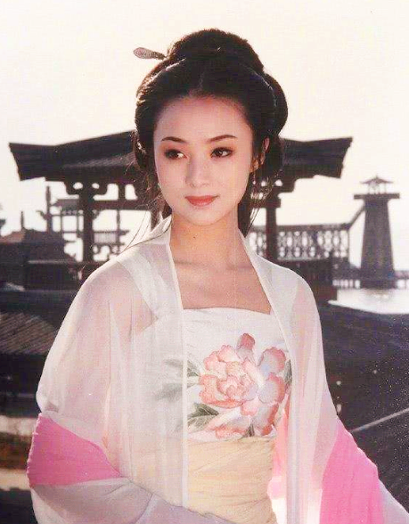 北影十大校花(北影表演系33年最美校花大集锦，蒋雯丽、赵薇、刘亦菲都在其中)