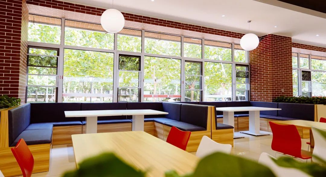 揭秘国内“饭最好吃”大学：坐拥11个食堂，装潢高级，鲍鱼、龙虾免费吃！