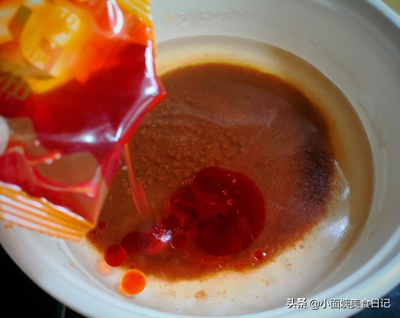 正宗柳州螺蛳粉，香辣酸爽又开胃，闻起来臭，吃起来可真香，过瘾