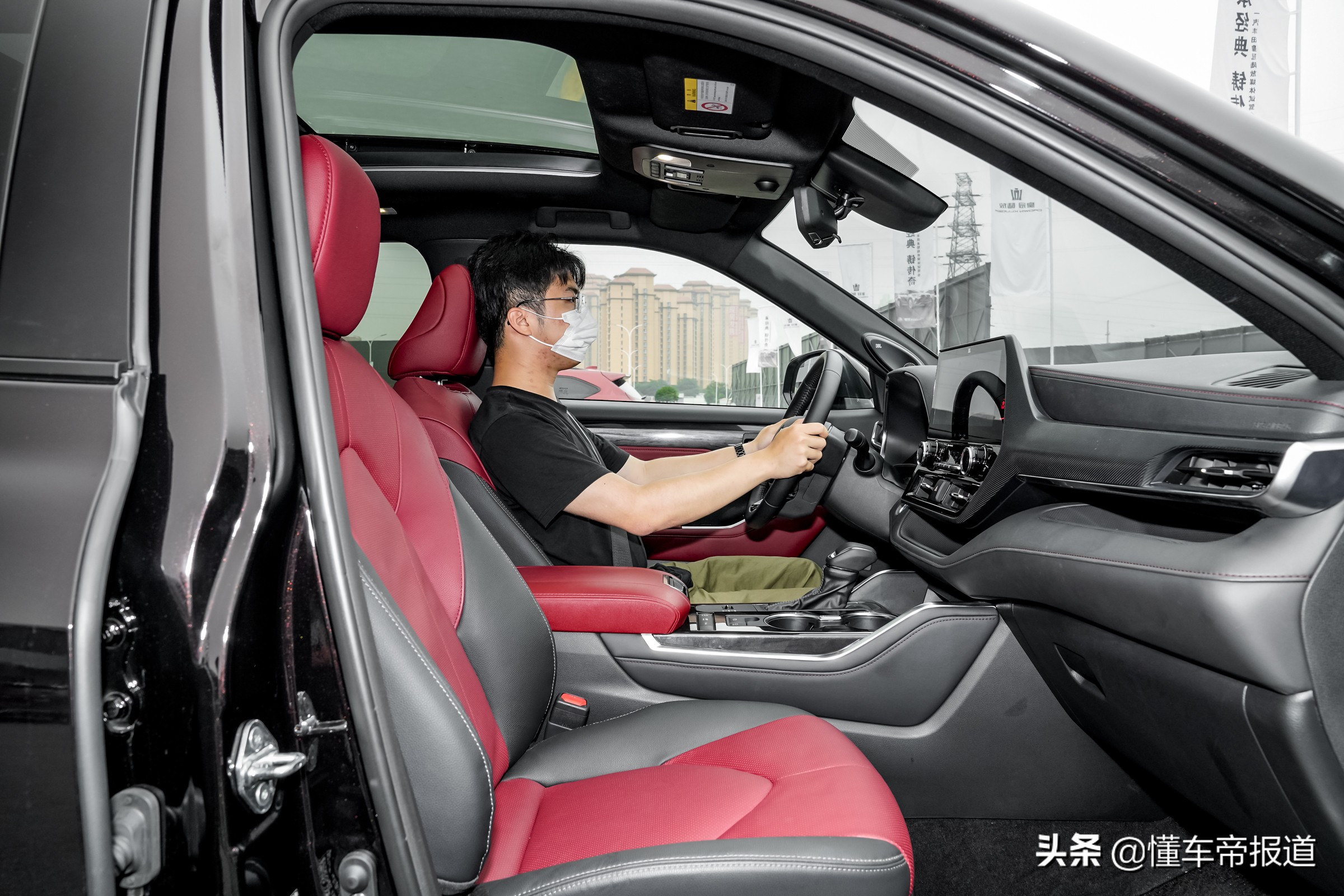 试驾｜同宗同源，却定位更高？一汽丰田皇冠陆放初体验